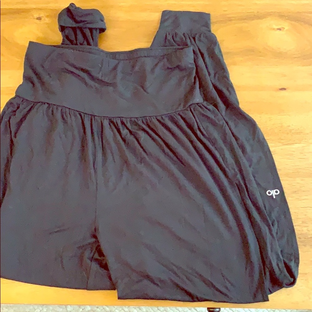 Alo intention pant. Harem pant with slits on side